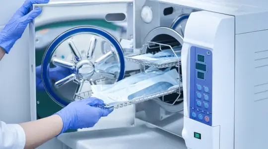 أفضل الممارسات لتعقيم أدوات الأسنان والحفاظ على بيئة آمنة في العيادة 2025