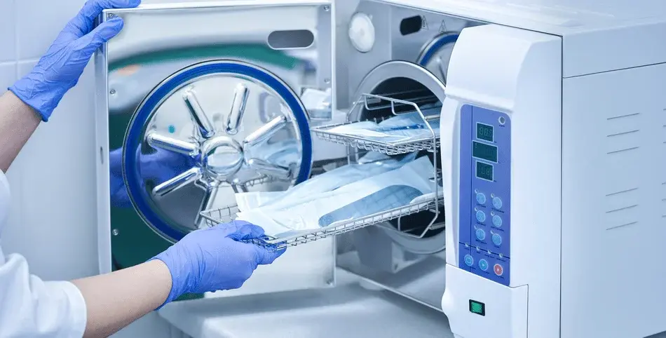 أفضل الممارسات لتعقيم أدوات الأسنان والحفاظ على بيئة آمنة في العيادة 2025